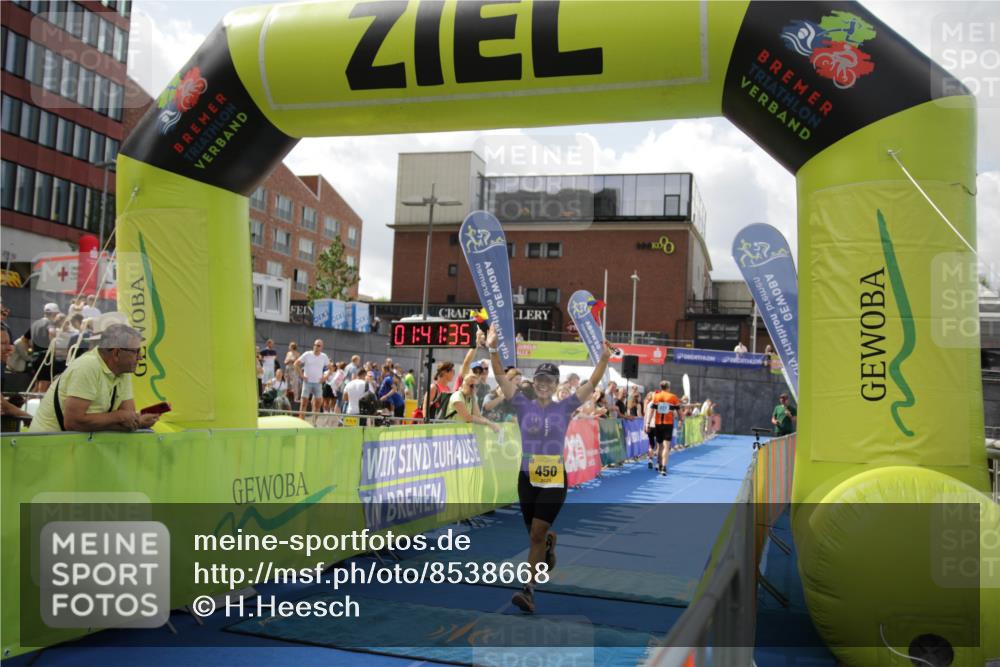 10.08.2025 - GEWOBA Citytriathlon Bremen H.Heesch http://msf.ph/oto/8538668 10.08.2025 11:45:12 Ziel 450 meine-sportfotos.de