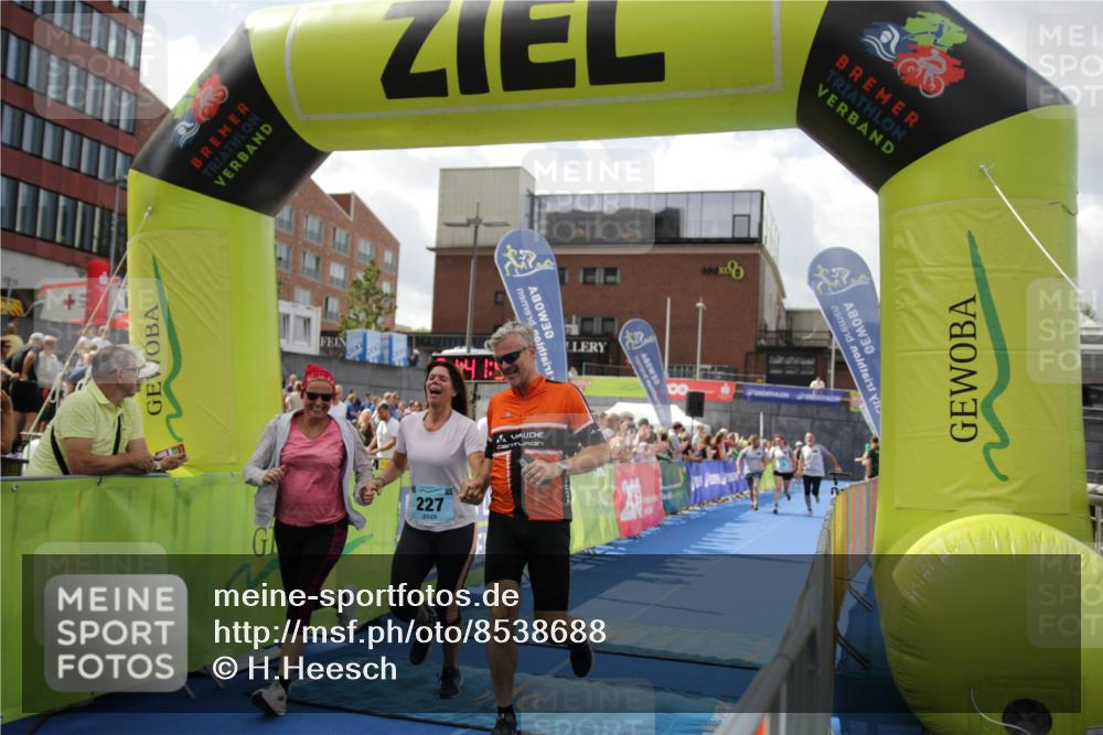 10.08.2025 - GEWOBA Citytriathlon Bremen H.Heesch http://msf.ph/oto/8538688 10.08.2025 11:45:35 Ziel 227 meine-sportfotos.de