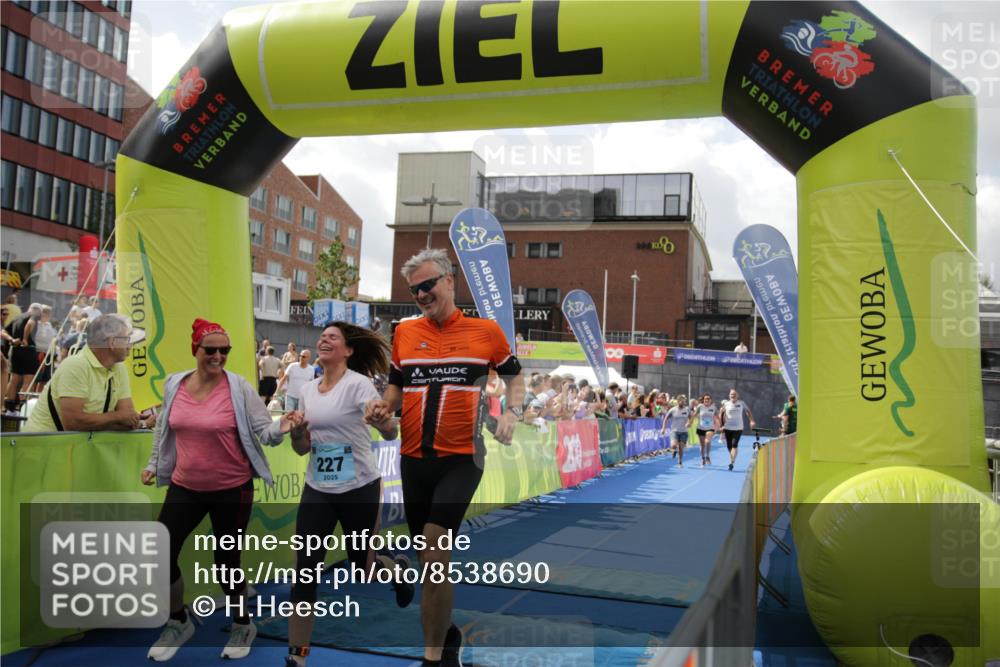 10.08.2025 - GEWOBA Citytriathlon Bremen H.Heesch http://msf.ph/oto/8538690 10.08.2025 11:45:36 Ziel 227 meine-sportfotos.de