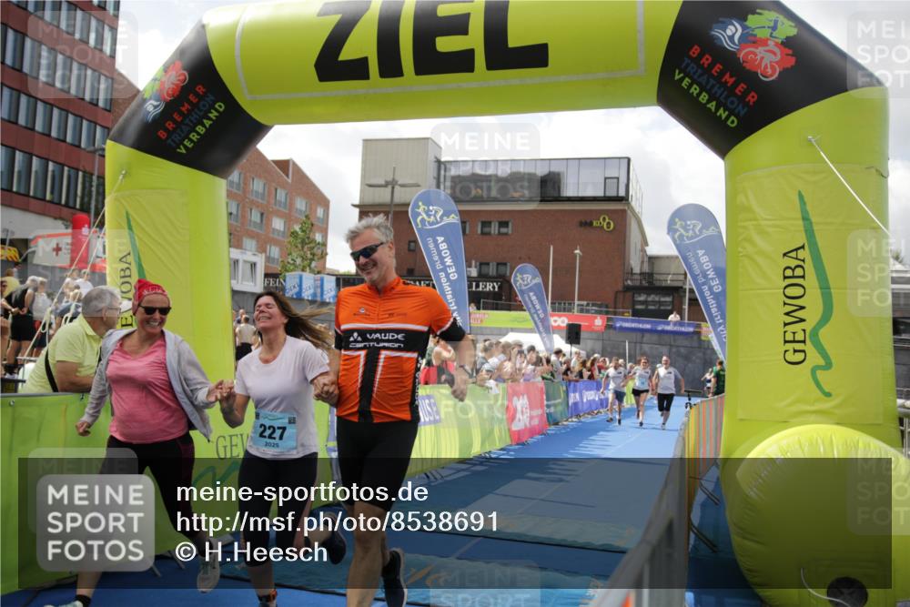 10.08.2025 - GEWOBA Citytriathlon Bremen H.Heesch http://msf.ph/oto/8538691 10.08.2025 11:45:36 Ziel 227 meine-sportfotos.de