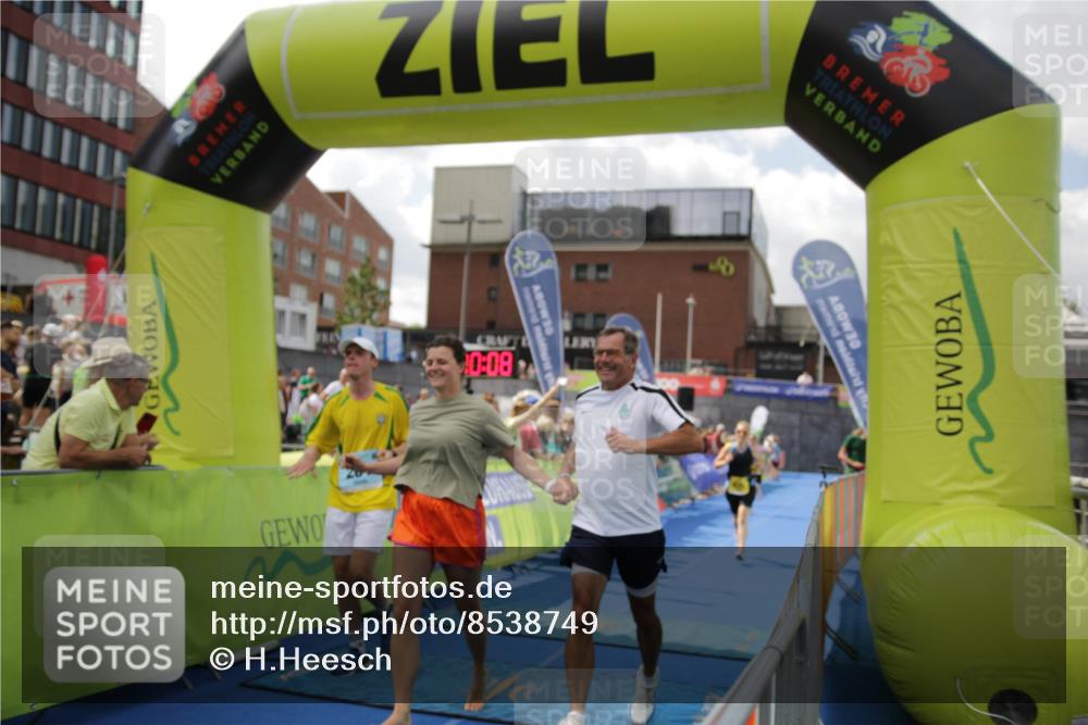 10.08.2025 - GEWOBA Citytriathlon Bremen H.Heesch http://msf.ph/oto/8538749 10.08.2025 11:43:45 Ziel 201 meine-sportfotos.de