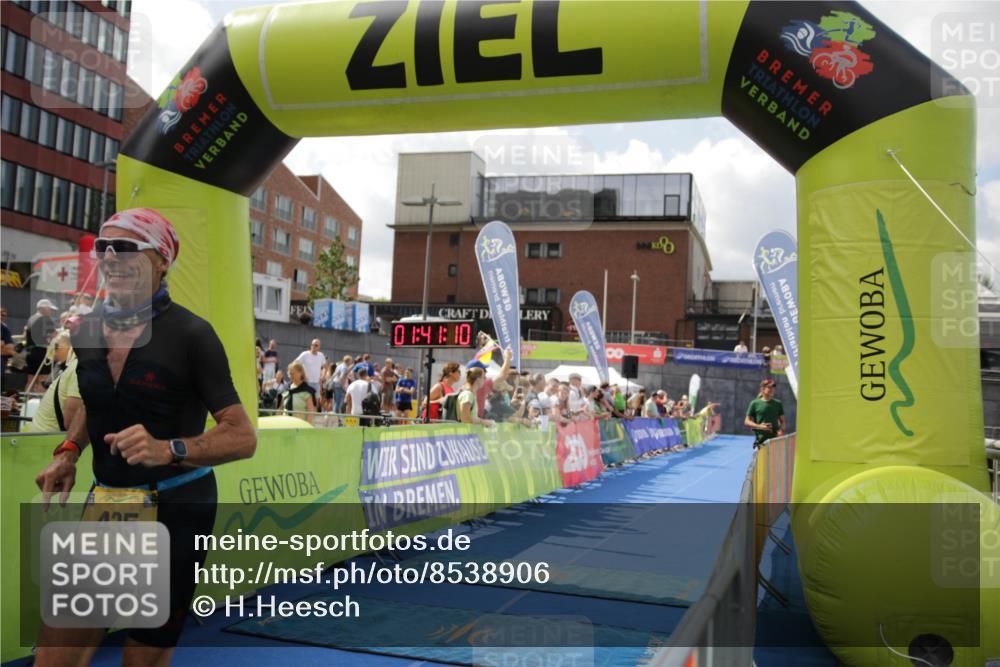 10.08.2025 - GEWOBA Citytriathlon Bremen H.Heesch http://msf.ph/oto/8538906 10.08.2025 11:44:47 Ziel 27, 435, 454 meine-sportfotos.de