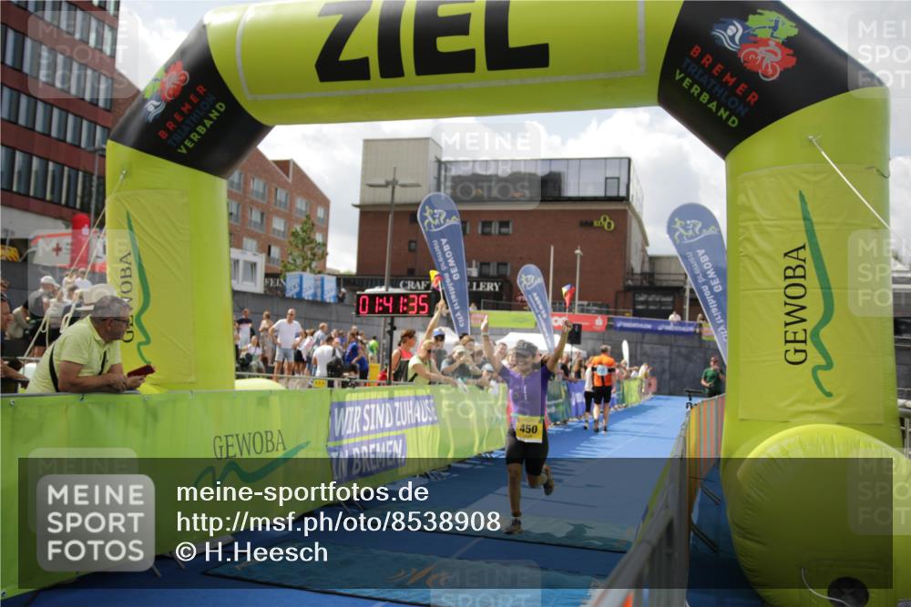 10.08.2025 - GEWOBA Citytriathlon Bremen H.Heesch http://msf.ph/oto/8538908 10.08.2025 11:45:12 Ziel 450 meine-sportfotos.de