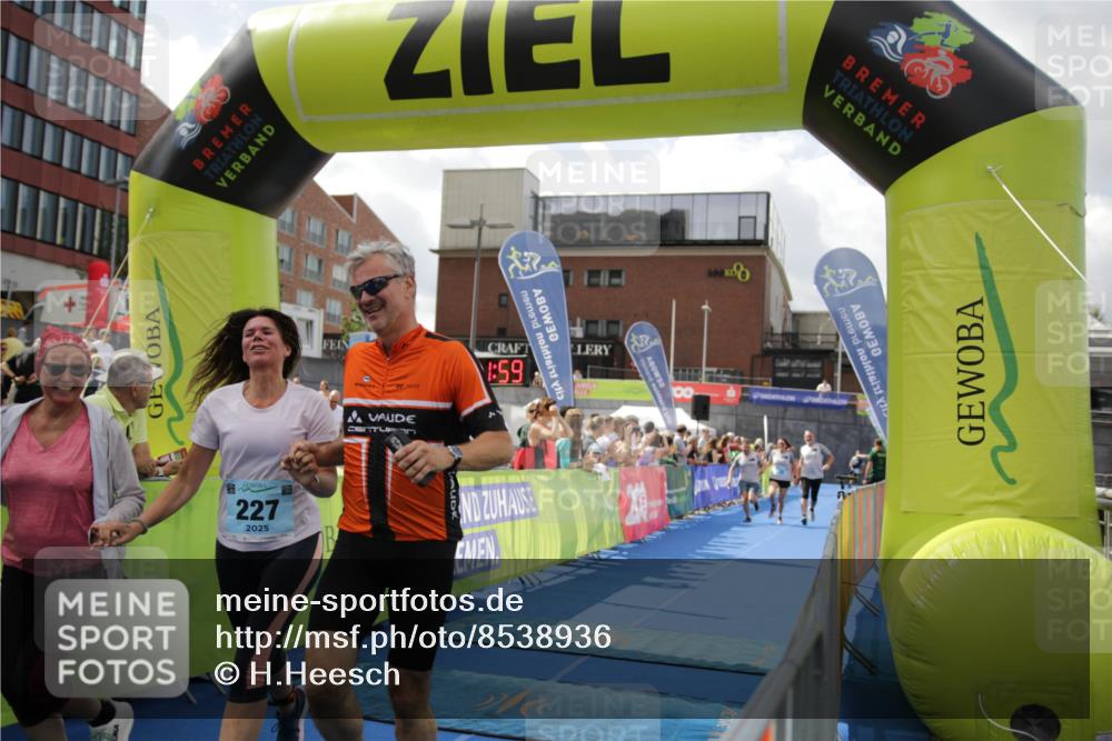 10.08.2025 - GEWOBA Citytriathlon Bremen H.Heesch http://msf.ph/oto/8538936 10.08.2025 11:45:36 Ziel 227 meine-sportfotos.de