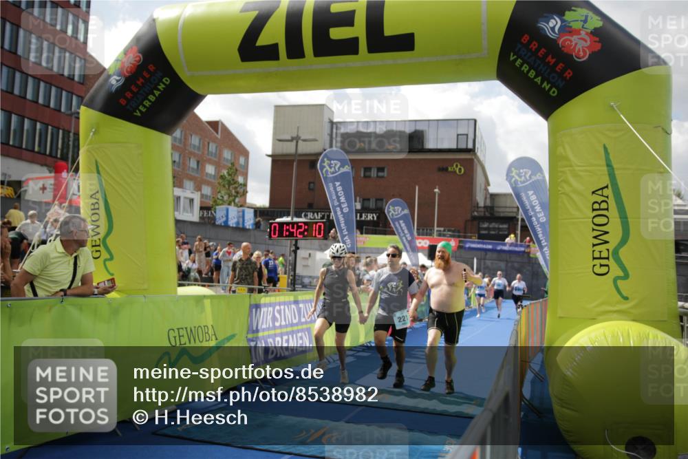 10.08.2025 - GEWOBA Citytriathlon Bremen H.Heesch http://msf.ph/oto/8538982 10.08.2025 11:45:47 Ziel 39, 221, 227 meine-sportfotos.de