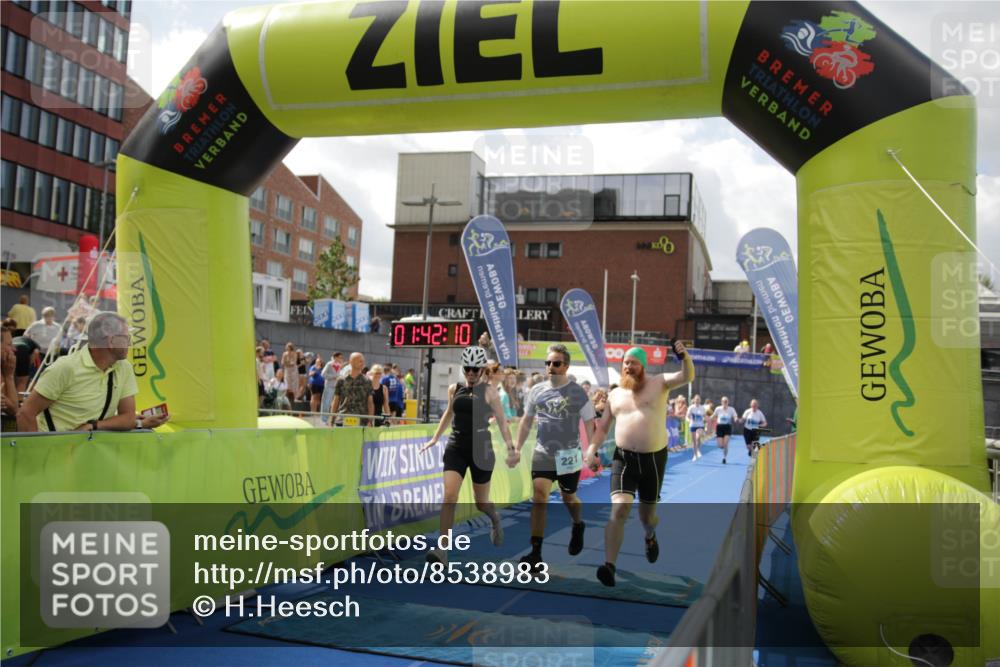 10.08.2025 - GEWOBA Citytriathlon Bremen H.Heesch http://msf.ph/oto/8538983 10.08.2025 11:45:47 Ziel 39, 221, 227 meine-sportfotos.de