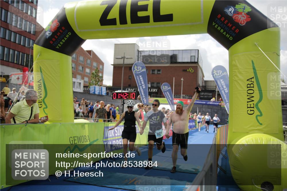 10.08.2025 - GEWOBA Citytriathlon Bremen H.Heesch http://msf.ph/oto/8538984 10.08.2025 11:45:47 Ziel 39, 221, 227 meine-sportfotos.de