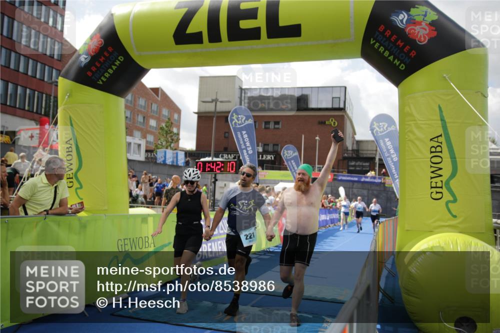 10.08.2025 - GEWOBA Citytriathlon Bremen H.Heesch http://msf.ph/oto/8538986 10.08.2025 11:45:47 Ziel 39, 221, 227 meine-sportfotos.de