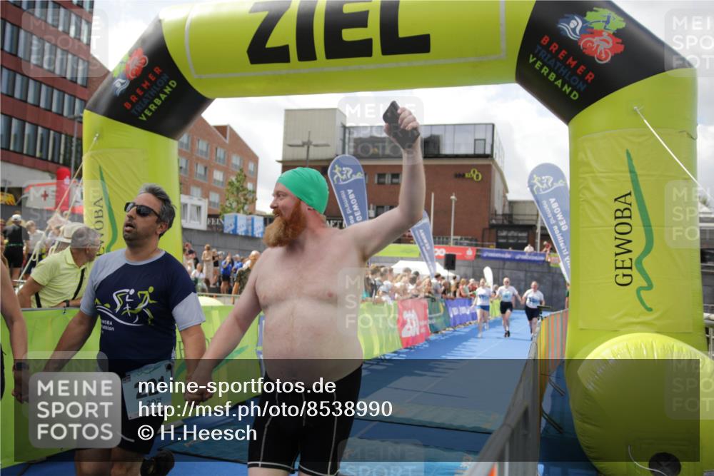 10.08.2025 - GEWOBA Citytriathlon Bremen H.Heesch http://msf.ph/oto/8538990 10.08.2025 11:45:48 Ziel 39, 221 meine-sportfotos.de