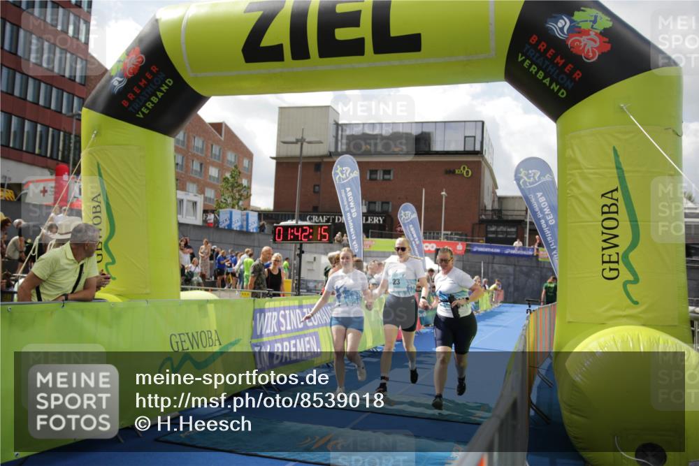 10.08.2025 - GEWOBA Citytriathlon Bremen H.Heesch http://msf.ph/oto/8539018 10.08.2025 11:45:52 Ziel 23, 39, 221 meine-sportfotos.de