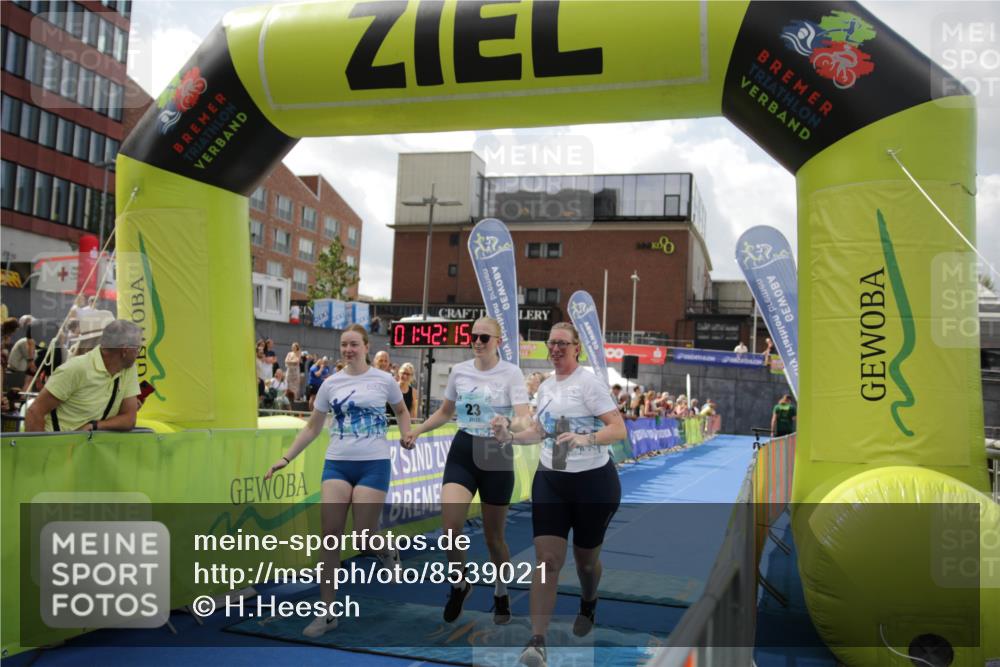 10.08.2025 - GEWOBA Citytriathlon Bremen H.Heesch http://msf.ph/oto/8539021 10.08.2025 11:45:52 Ziel 23, 39, 221 meine-sportfotos.de