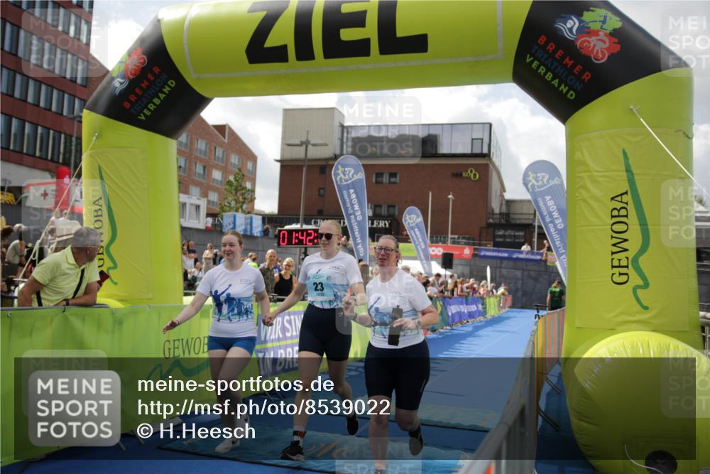 10.08.2025 - GEWOBA Citytriathlon Bremen H.Heesch http://msf.ph/oto/8539022 10.08.2025 11:45:52 Ziel 23, 39, 221 meine-sportfotos.de