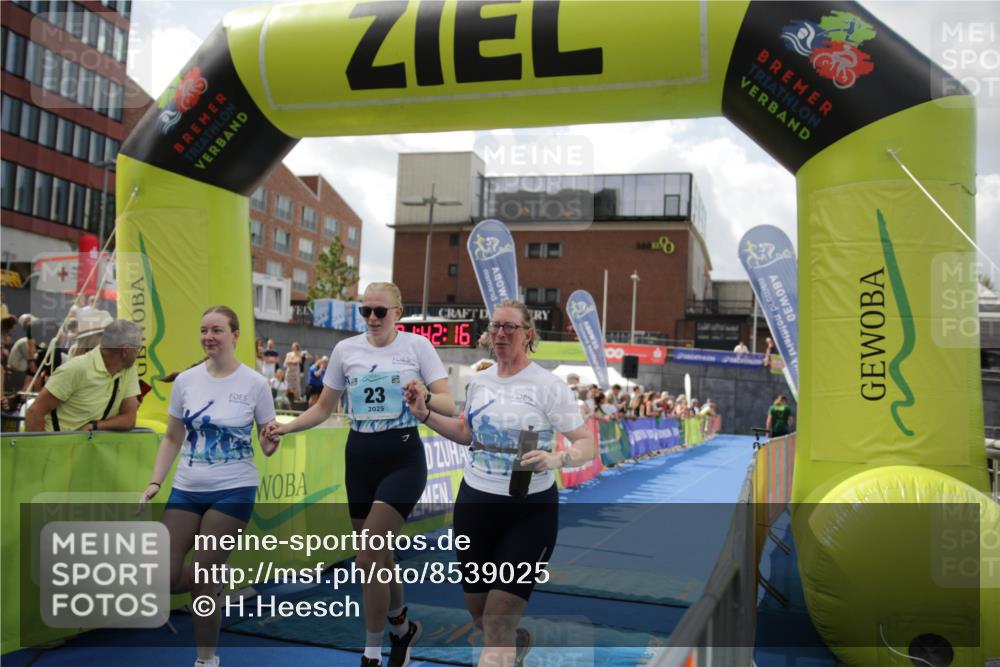 10.08.2025 - GEWOBA Citytriathlon Bremen H.Heesch http://msf.ph/oto/8539025 10.08.2025 11:45:53 Ziel 23, 39, 221 meine-sportfotos.de