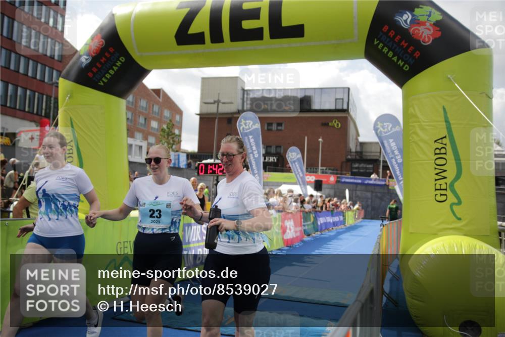 10.08.2025 - GEWOBA Citytriathlon Bremen H.Heesch http://msf.ph/oto/8539027 10.08.2025 11:45:53 Ziel 23, 39, 221 meine-sportfotos.de