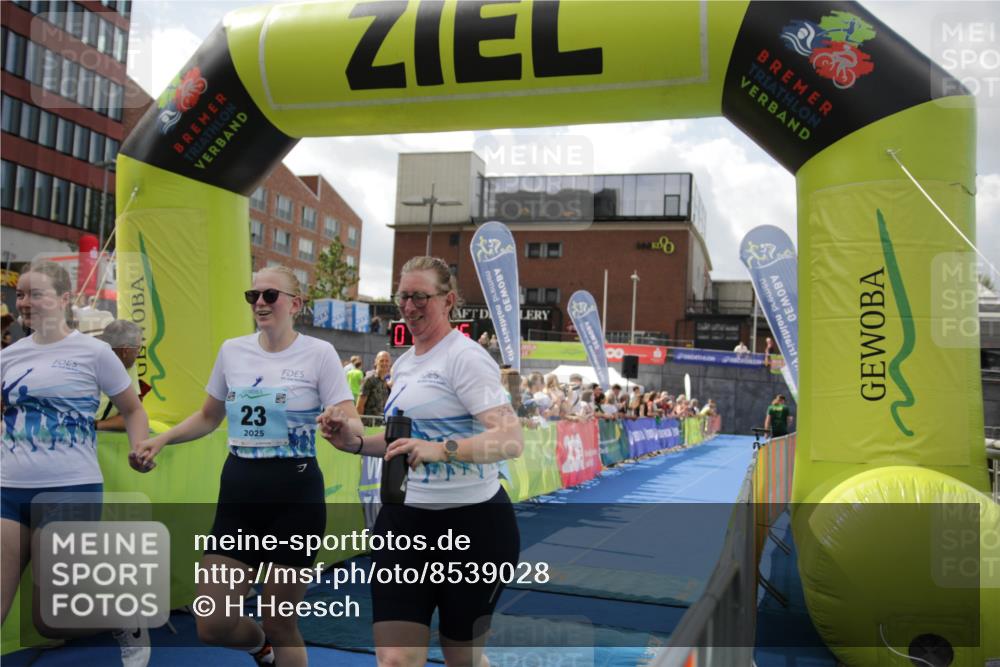 10.08.2025 - GEWOBA Citytriathlon Bremen H.Heesch http://msf.ph/oto/8539028 10.08.2025 11:45:53 Ziel 23, 39, 221 meine-sportfotos.de