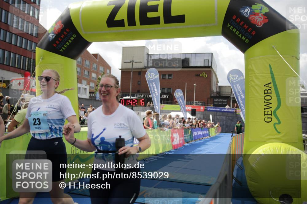 10.08.2025 - GEWOBA Citytriathlon Bremen H.Heesch http://msf.ph/oto/8539029 10.08.2025 11:45:53 Ziel 23, 39, 221 meine-sportfotos.de