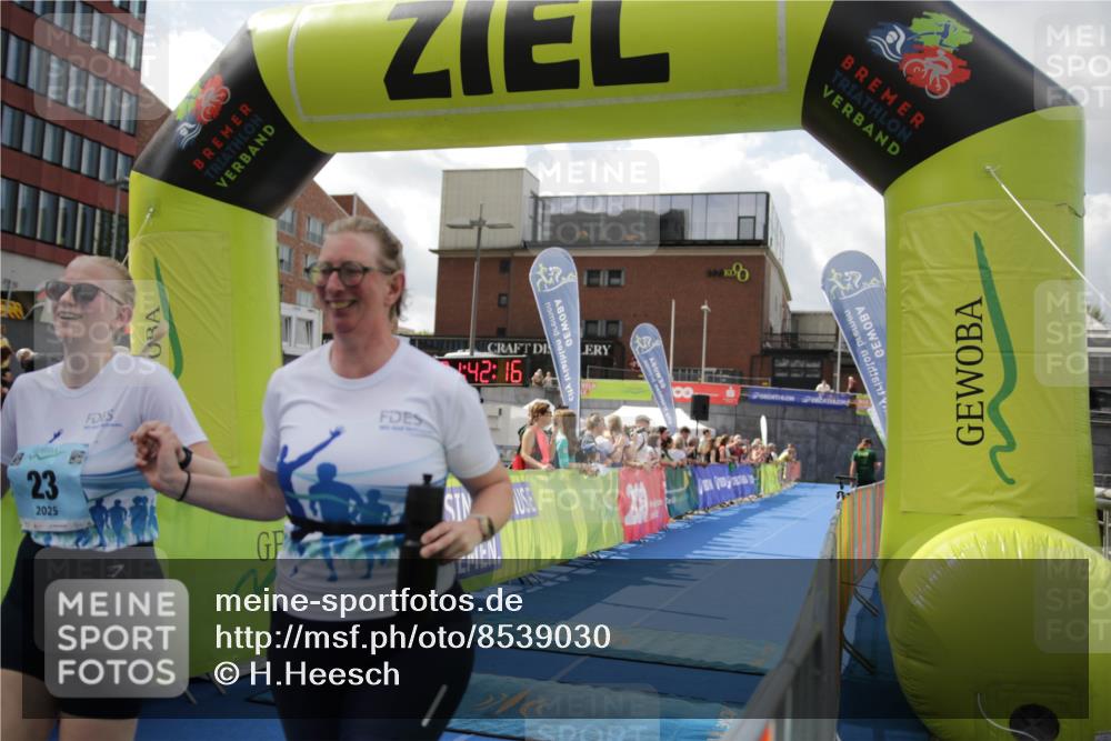 10.08.2025 - GEWOBA Citytriathlon Bremen H.Heesch http://msf.ph/oto/8539030 10.08.2025 11:45:53 Ziel 23, 39, 221 meine-sportfotos.de