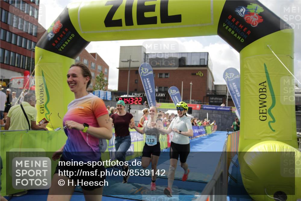 10.08.2025 - GEWOBA Citytriathlon Bremen H.Heesch http://msf.ph/oto/8539142 10.08.2025 11:46:59 Ziel 73, 113, 217 meine-sportfotos.de