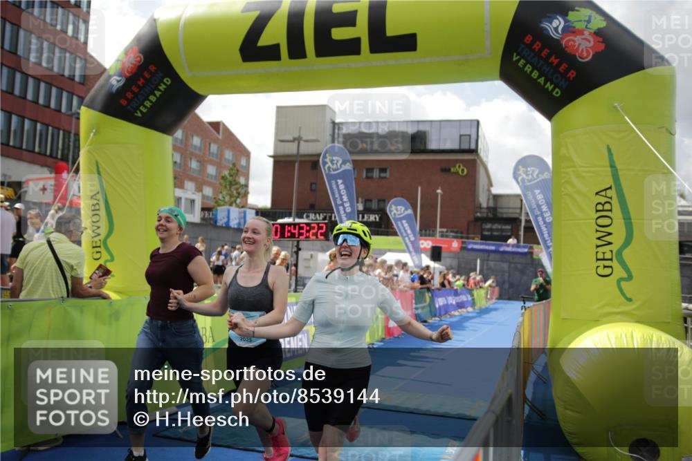 10.08.2025 - GEWOBA Citytriathlon Bremen H.Heesch http://msf.ph/oto/8539144 10.08.2025 11:47:00 Ziel 73, 113, 217 meine-sportfotos.de