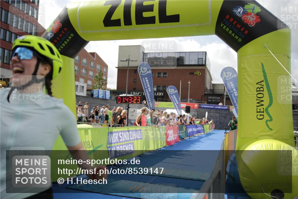 10.08.2025 - GEWOBA Citytriathlon Bremen H.Heesch http://msf.ph/oto/8539147 10.08.2025 11:47:00 Ziel 73, 113, 217 meine-sportfotos.de