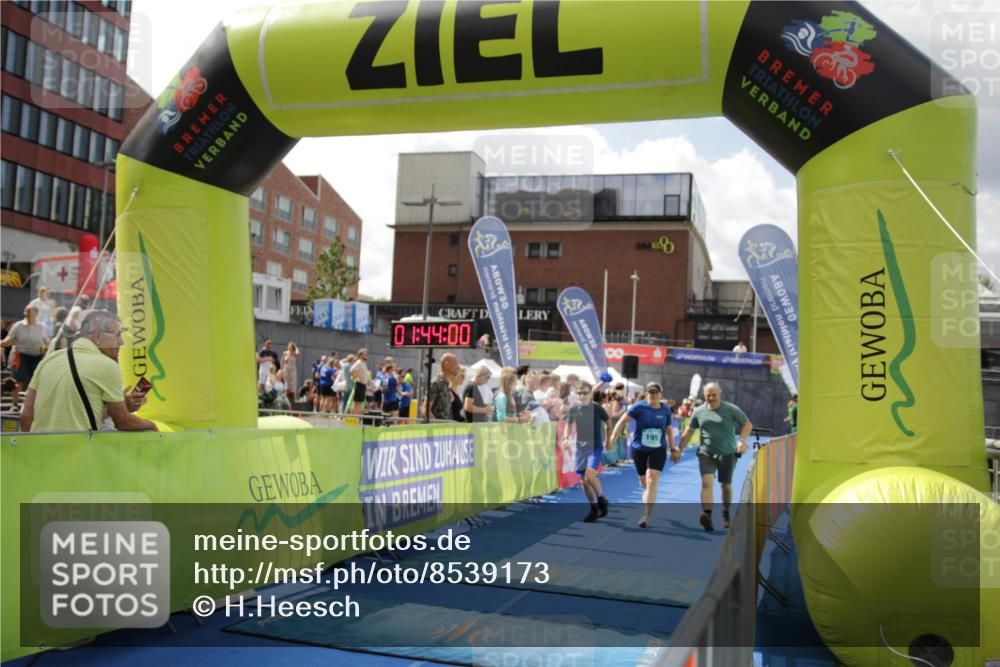 10.08.2025 - GEWOBA Citytriathlon Bremen H.Heesch http://msf.ph/oto/8539173 10.08.2025 11:47:37 Ziel 195, 415 meine-sportfotos.de