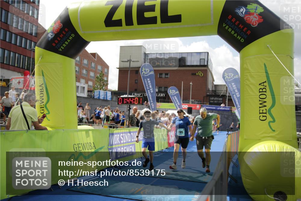 10.08.2025 - GEWOBA Citytriathlon Bremen H.Heesch http://msf.ph/oto/8539175 10.08.2025 11:47:38 Ziel 195, 415 meine-sportfotos.de