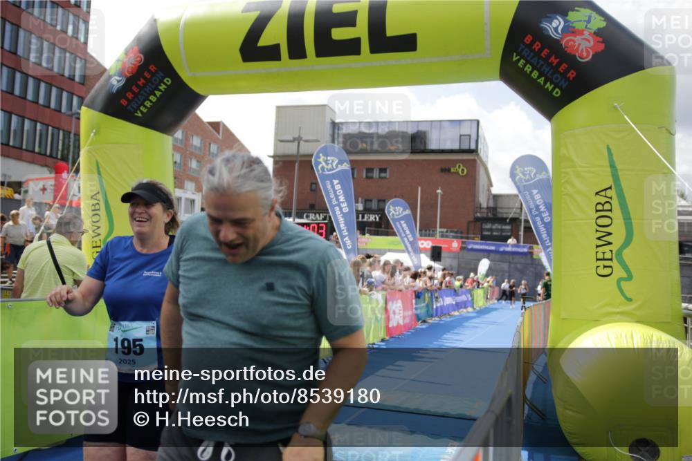10.08.2025 - GEWOBA Citytriathlon Bremen H.Heesch http://msf.ph/oto/8539180 10.08.2025 11:47:40 Ziel 195, 415 meine-sportfotos.de