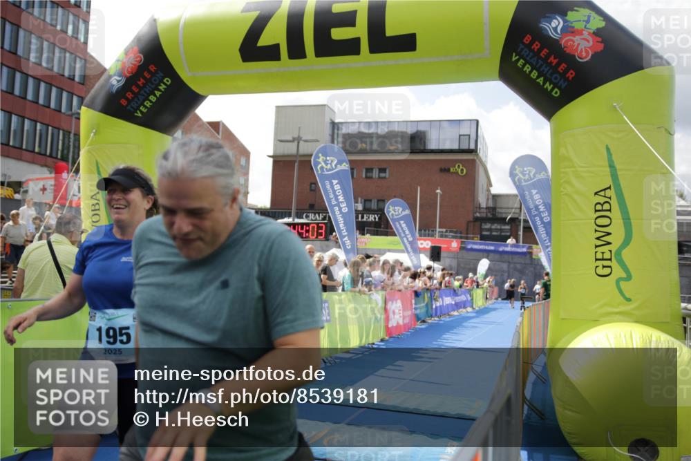 10.08.2025 - GEWOBA Citytriathlon Bremen H.Heesch http://msf.ph/oto/8539181 10.08.2025 11:47:40 Ziel 195, 415 meine-sportfotos.de