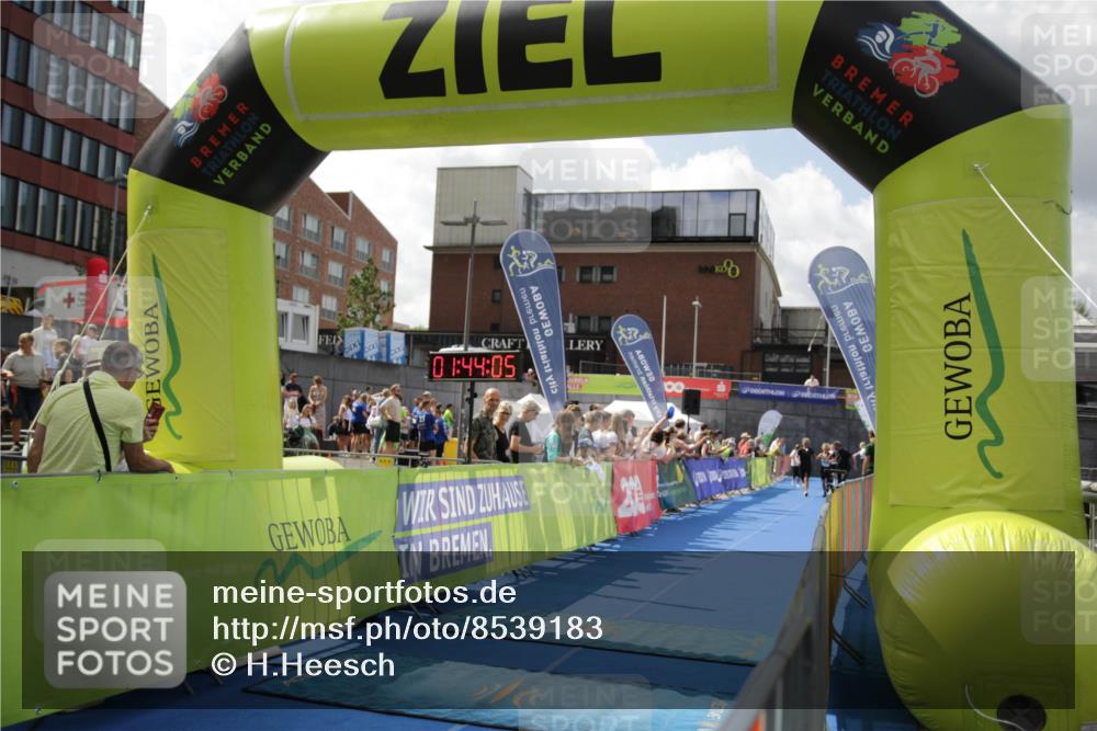 10.08.2025 - GEWOBA Citytriathlon Bremen H.Heesch http://msf.ph/oto/8539183 10.08.2025 11:47:42 Ziel 195, 415 meine-sportfotos.de