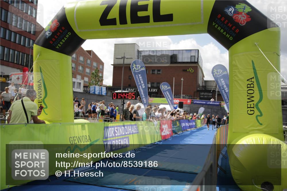 10.08.2025 - GEWOBA Citytriathlon Bremen H.Heesch http://msf.ph/oto/8539186 10.08.2025 11:47:42 Ziel 195, 415 meine-sportfotos.de