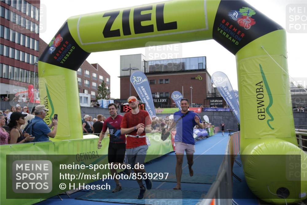 10.08.2025 - GEWOBA Citytriathlon Bremen H.Heesch http://msf.ph/oto/8539297 10.08.2025 13:54:16 Ziel 634, 1003, 1012 meine-sportfotos.de