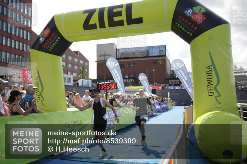 10.08.2025 - GEWOBA Citytriathlon Bremen H.Heesch http://msf.ph/oto/8539309 10.08.2025 13:56:55 Ziel 819, 890, 1006 meine-sportfotos.de