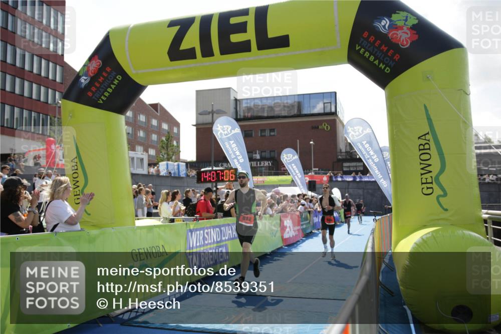 10.08.2025 - GEWOBA Citytriathlon Bremen H.Heesch http://msf.ph/oto/8539351 10.08.2025 14:07:05 Ziel 677, 812 meine-sportfotos.de