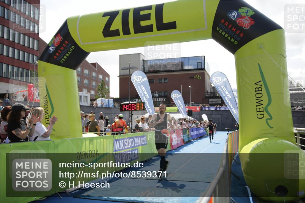 10.08.2025 - GEWOBA Citytriathlon Bremen H.Heesch http://msf.ph/oto/8539371 10.08.2025 14:08:29 Ziel 751, 771 meine-sportfotos.de