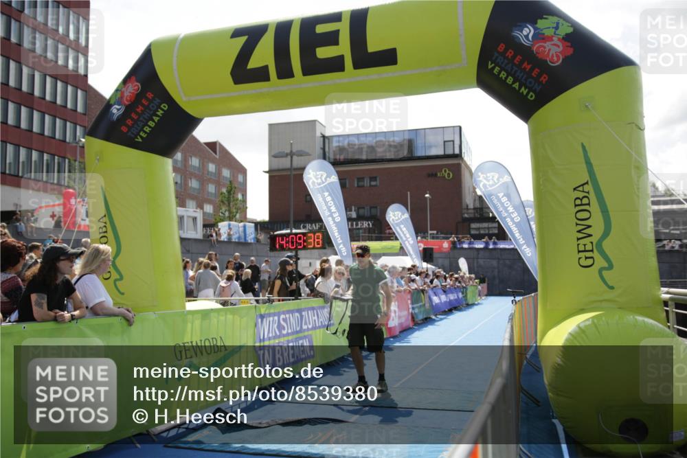 10.08.2025 - GEWOBA Citytriathlon Bremen H.Heesch http://msf.ph/oto/8539380 10.08.2025 14:09:36 Ziel 876 meine-sportfotos.de