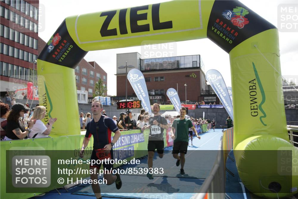 10.08.2025 - GEWOBA Citytriathlon Bremen H.Heesch http://msf.ph/oto/8539383 10.08.2025 14:10:03 Ziel 647, 824, 1015 meine-sportfotos.de