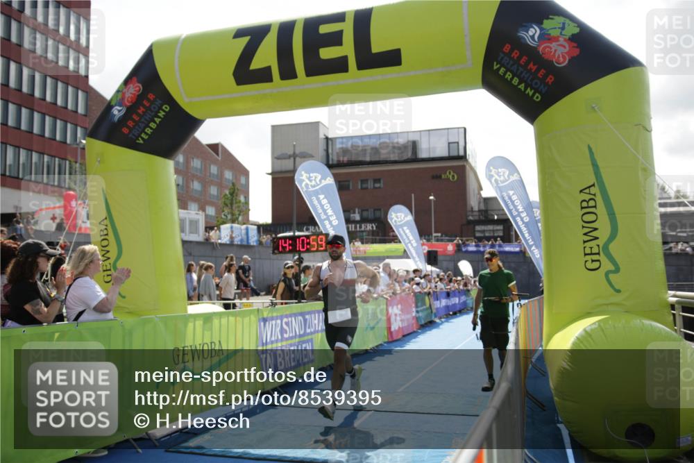 10.08.2025 - GEWOBA Citytriathlon Bremen H.Heesch http://msf.ph/oto/8539395 10.08.2025 14:10:57 Ziel 573, 784, 933 meine-sportfotos.de