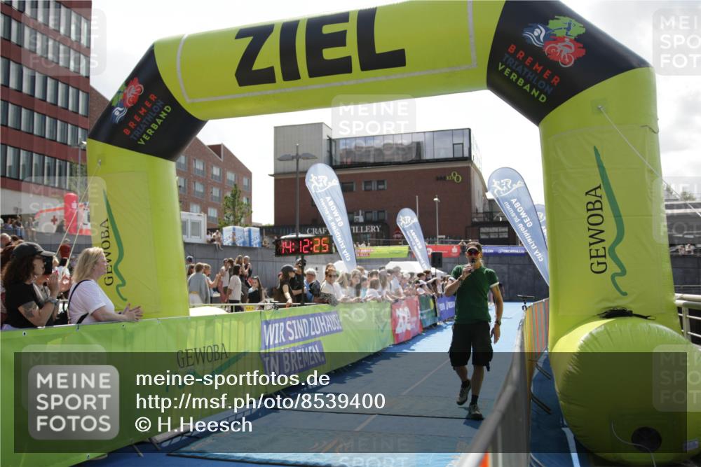 10.08.2025 - GEWOBA Citytriathlon Bremen H.Heesch http://msf.ph/oto/8539400 10.08.2025 14:12:23 Ziel 611, 745 meine-sportfotos.de
