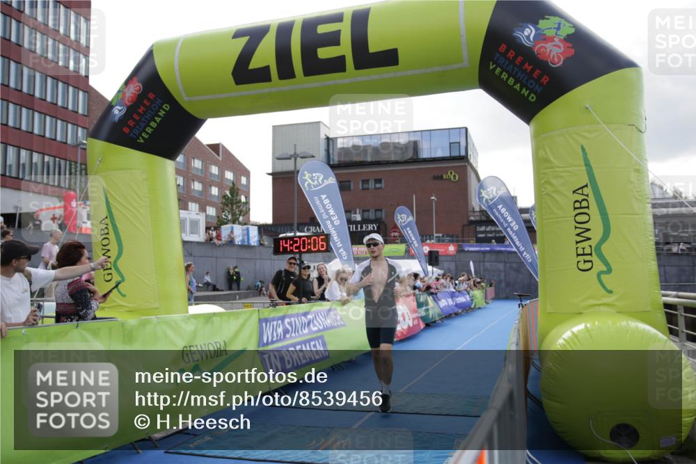 10.08.2025 - GEWOBA Citytriathlon Bremen H.Heesch http://msf.ph/oto/8539456 10.08.2025 14:20:05 Ziel 586, 688 meine-sportfotos.de