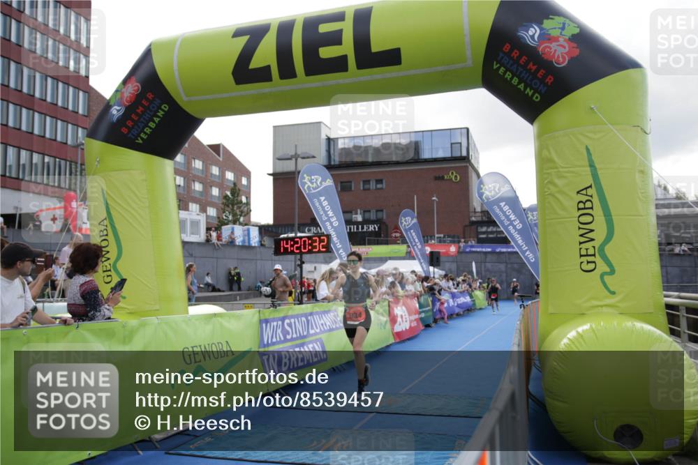 10.08.2025 - GEWOBA Citytriathlon Bremen H.Heesch http://msf.ph/oto/8539457 10.08.2025 14:20:30 Ziel 742, 858, 934 meine-sportfotos.de