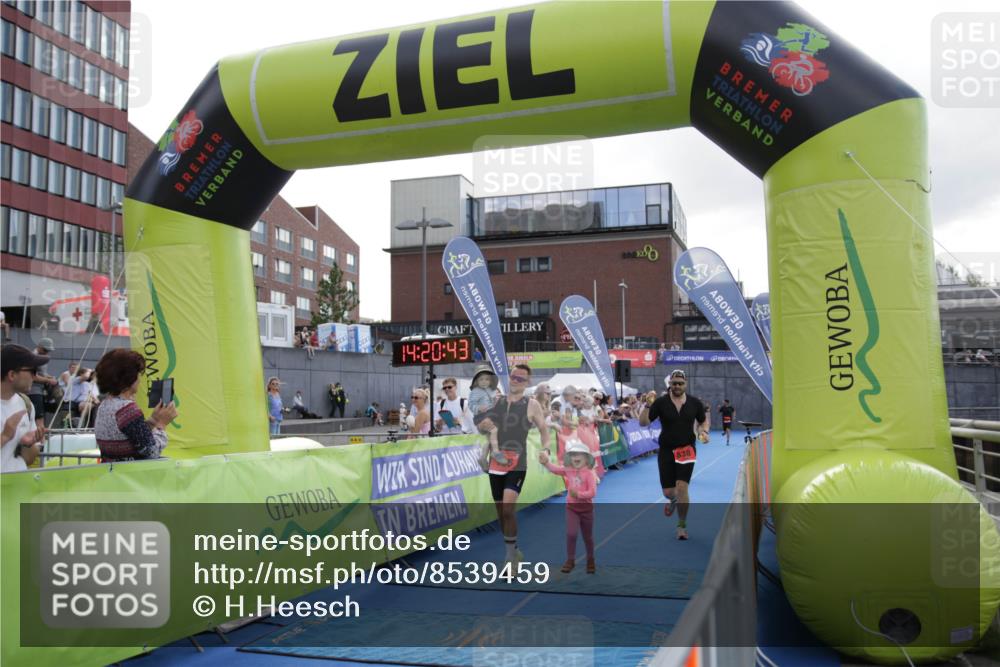 10.08.2025 - GEWOBA Citytriathlon Bremen H.Heesch http://msf.ph/oto/8539459 10.08.2025 14:20:42 Ziel 921, 934 meine-sportfotos.de