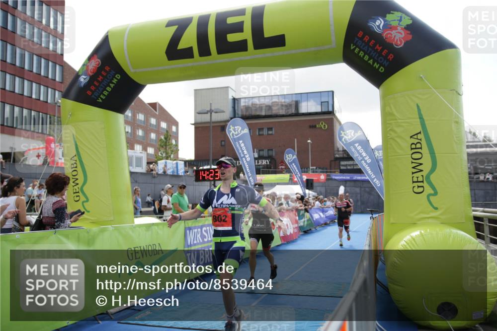 10.08.2025 - GEWOBA Citytriathlon Bremen H.Heesch http://msf.ph/oto/8539464 10.08.2025 14:23:49 Ziel 802, 915 meine-sportfotos.de