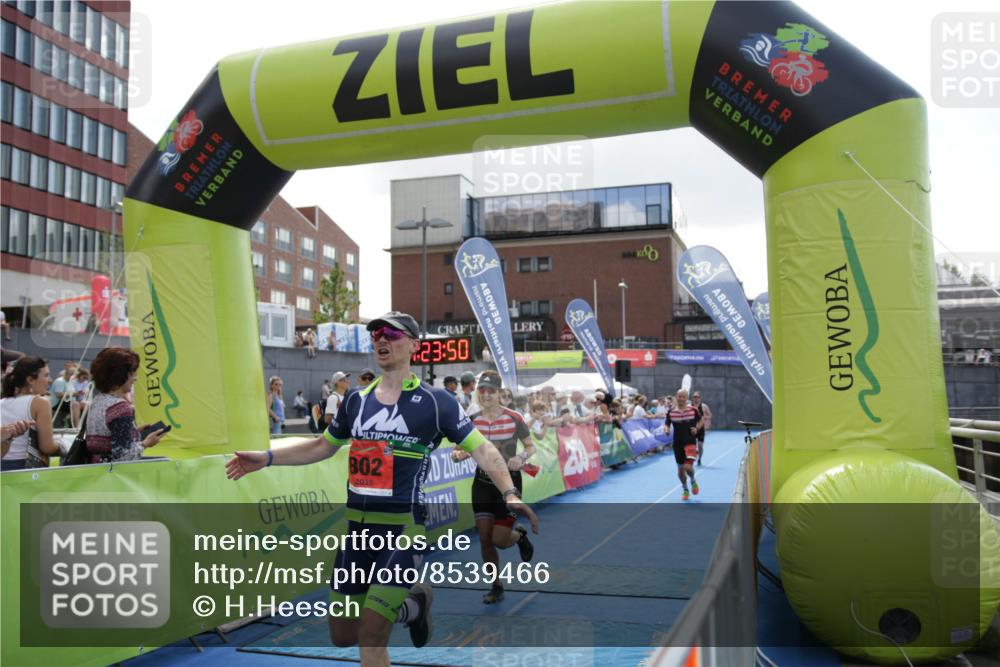 10.08.2025 - GEWOBA Citytriathlon Bremen H.Heesch http://msf.ph/oto/8539466 10.08.2025 14:23:49 Ziel 802, 915 meine-sportfotos.de