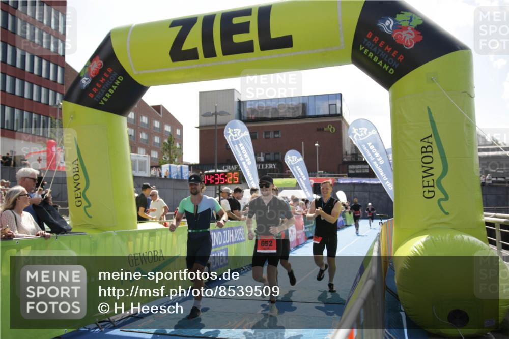 10.08.2025 - GEWOBA Citytriathlon Bremen H.Heesch http://msf.ph/oto/8539509 10.08.2025 14:35:24 Ziel 596, 652 meine-sportfotos.de