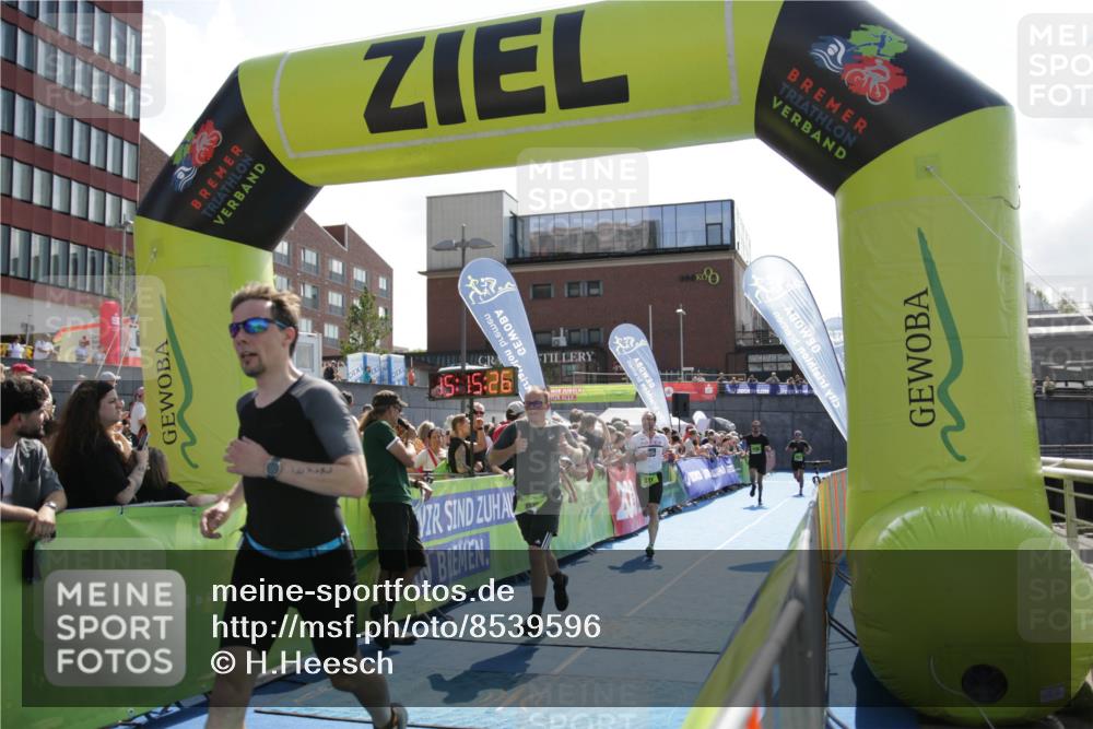 10.08.2025 - GEWOBA Citytriathlon Bremen H.Heesch http://msf.ph/oto/8539596 10.08.2025 15:15:24 Ziel 46, 64, 68 meine-sportfotos.de
