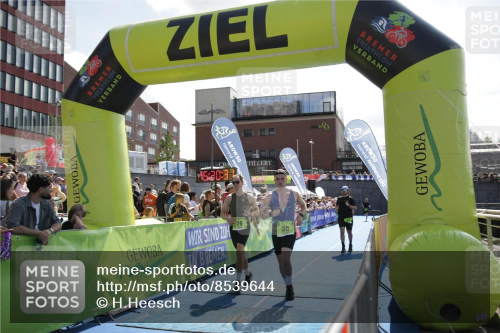 10.08.2025 - GEWOBA Citytriathlon Bremen H.Heesch http://msf.ph/oto/8539644 10.08.2025 15:20:30 Ziel 50, 76, 177 meine-sportfotos.de