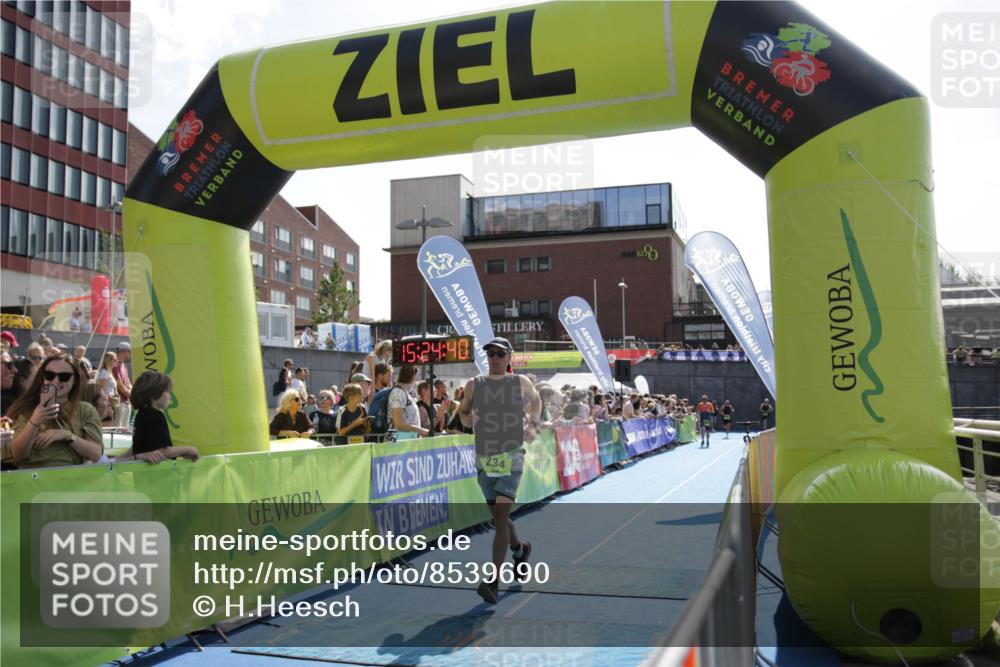 10.08.2025 - GEWOBA Citytriathlon Bremen H.Heesch http://msf.ph/oto/8539690 10.08.2025 15:24:39 Ziel 51 meine-sportfotos.de