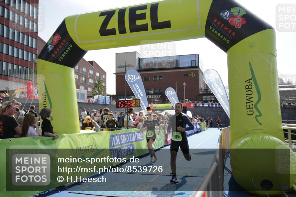 10.08.2025 - GEWOBA Citytriathlon Bremen H.Heesch http://msf.ph/oto/8539726 10.08.2025 15:28:19 Ziel 422 meine-sportfotos.de