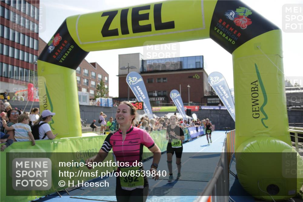 10.08.2025 - GEWOBA Citytriathlon Bremen H.Heesch http://msf.ph/oto/8539840 10.08.2025 15:42:57 Ziel 378, 392 meine-sportfotos.de
