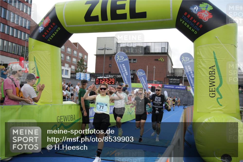 10.08.2025 - GEWOBA Citytriathlon Bremen H.Heesch http://msf.ph/oto/8539903 10.08.2025 11:27:06 Ziel 71, 239, 426, 428, 473 meine-sportfotos.de